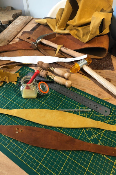 Matériaux et outils pour fabriquer des colliers en cuir