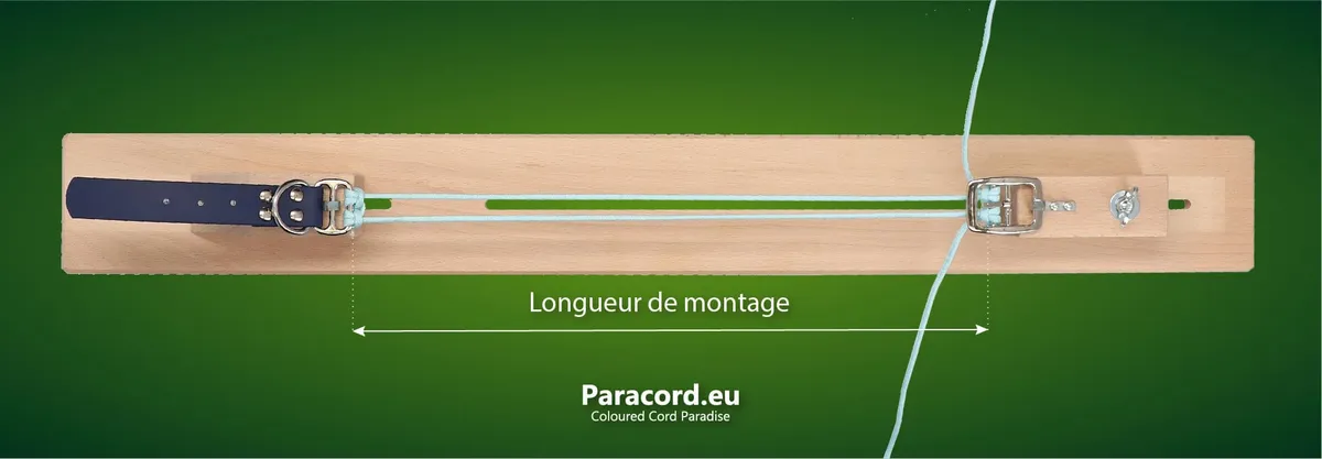 Paracorde sur jig paracorde en bois avec l'indication de longueur de montage