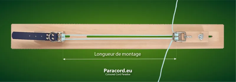 Jig paracorde en bois avec début de nouage de paracorde avec indication de la longueur du montage de paracorde