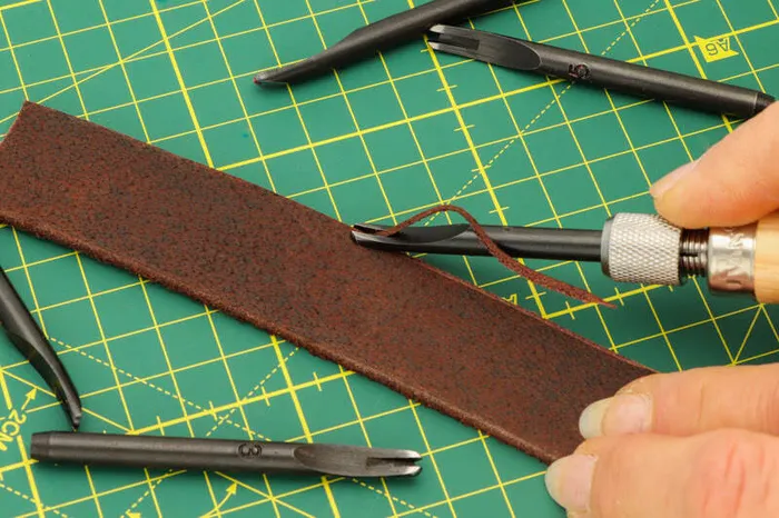 Chanfreiner les bords du cuir à l'aide d'un abat-carré