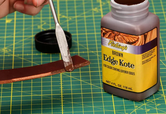 Application de la peinture sur le cuir à l'aide d'une spatule