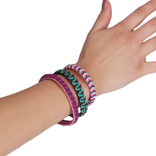 3 bracelets paracord faits maison de différents nœuds et couleurs au poignet