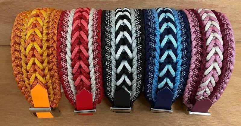 Cinq colliers en paracorde côte à côte utilisant le même motif dans des couleurs différentes