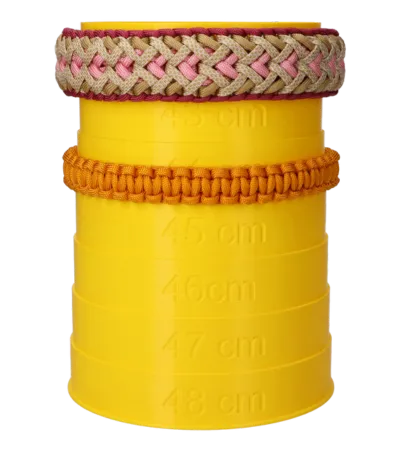 Deux colliers autour d'une tour de mesure jaune pour mesurer la taille intérieure des colliers